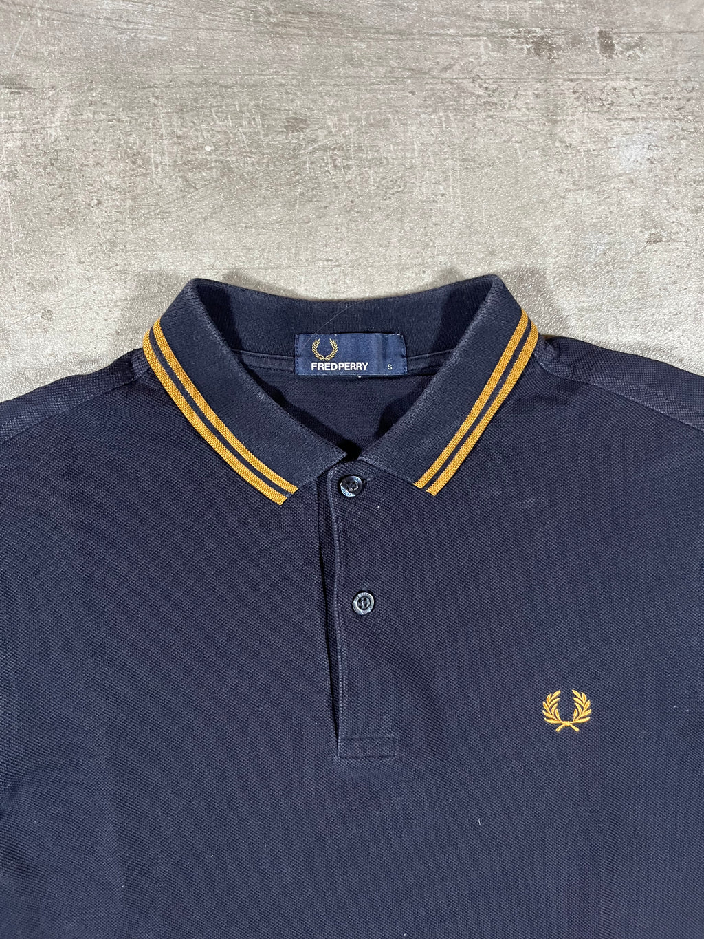 Fred Perry Poloshirt Schwarz Goldenes Logo S